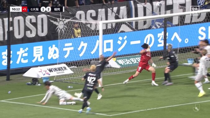 「今のは月間ベストゴール級」福岡、最下位脱出の逆転バックヘッドに驚愕「今のはスーパー」元日本代表FWはクロスも絶賛 3枚目