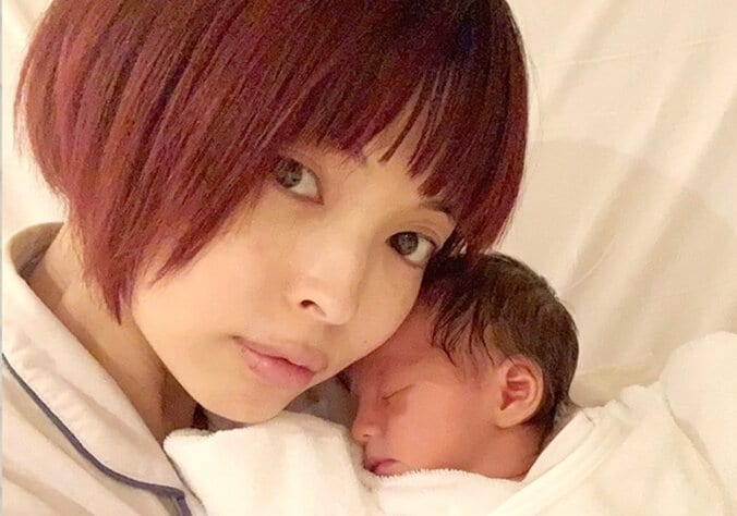 【写真・画像】シンママ・最上もが（35）、自宅で娘と遊ぶ姿を公開「顔面が本当に可愛い」　1枚目