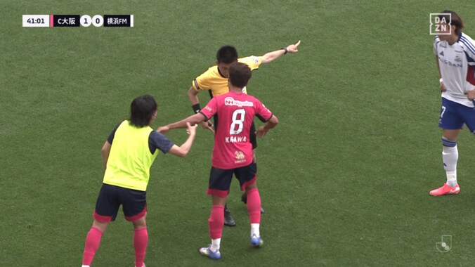 「珍しくキレてる」元日本代表10番が激昂！「ピッチレベルだとよっぽど酷い判定だったのか」「しつこいと退場に…」香川真司が警告でも主審に猛抗議→敵味方がなだめる事態に 4枚目