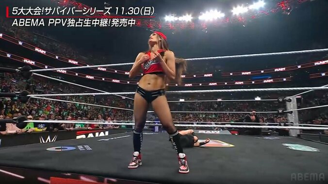 そして、Tシャツを破り捨てて仕込んだ黒シャツで「ヒール」を誇示