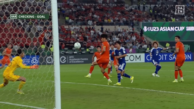 「横綱昇進だ」日本代表MFの“超速弾”に中国守備陣が唖然！「万里の長城を大関が破った」「振りまで速い！」無失点の“壁”を粉砕【U23アジアカップ】 3枚目