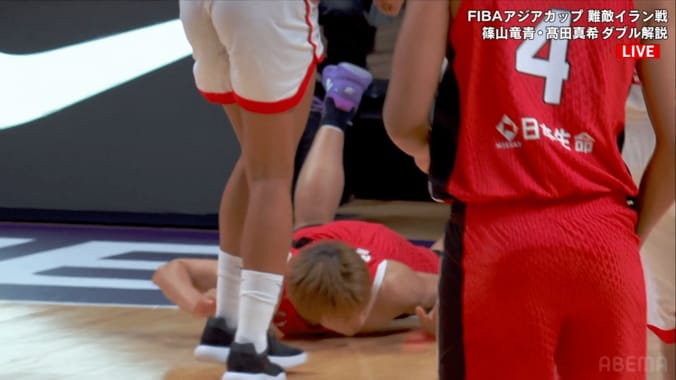 “まさかの顔面強打”が痛々しい…バスケ日本代表選手にアクシデント！「広告部分のモップが足りなかった？」解説者も絶叫 5枚目
