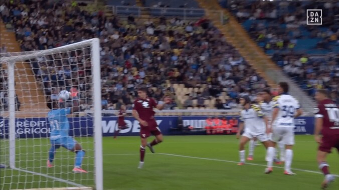 衝撃！ 鈴木彩艶が“顔面”で神セーブ「奇跡を起こした」「重要なプレー」現地メディアも超至近距離弾ストップを絶賛 3枚目