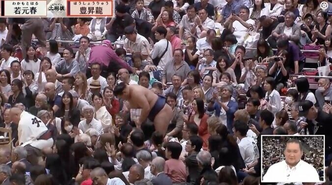 クラッチバッグのように懸賞を抱える豊昇龍