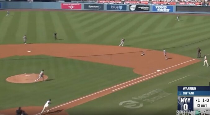 【写真・画像】一体、何が起きた？ 大谷翔平にハプニング…“まさかの展開”「この顔」「どうしたの」 打席に立った瞬間に“珍光景”… ファン騒然　1枚目