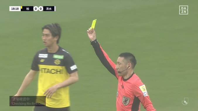 大丈夫か？強烈ハイキックが側頭部を直撃するアクシデント発生「結構頭蹴っ飛ばしてる」ボール処理で上げた脚が相手選手を一撃→VAR介入 5枚目