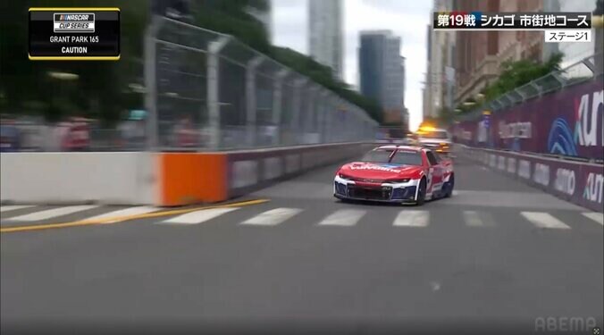 レッカー車から離れリスタートする5号車