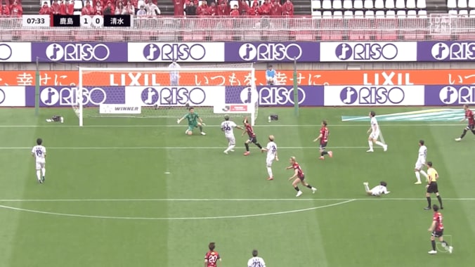 「ゲームみたいなゴールだ！」鈴木優磨が衝撃決勝弾！“４人無力化ゴロシュート”にファン仰天「それ決めるんか」「Jの膝スラで一番キレイ」 5枚目