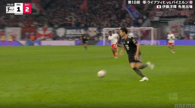 ウソでしょ…！？ 伊藤洋輝、目を疑う“まさかの展開”「そこ通すんかい！」予想外の“グラウンダークロス”にスタジアム騒然「すげえパス」「上手すぎやろ」 4枚目