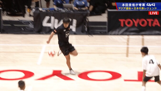 足の動きどうなってる！？松井大輔の“衝撃テクニック”に驚愕「本物のファンタジスタ」「魅せる技術やばい」柿谷曜一朗の強烈弾をお膳立て 5枚目