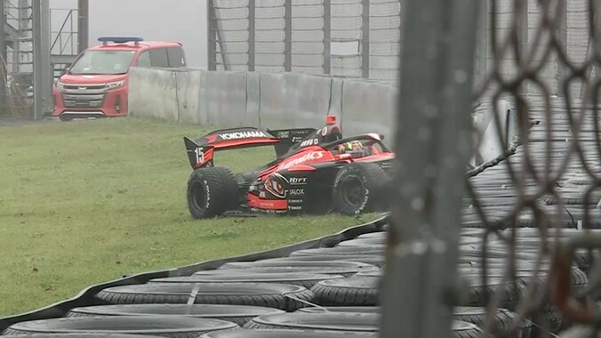 【写真・画像】フォーミュラカーが「川に乗って…」 雨の富士で起きたクラッシュ…“日本一速い男”も「ハイドロしてた」と舞台裏を証言　1枚目