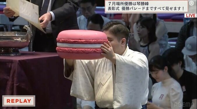 今回はピンクだった巨大マカロン