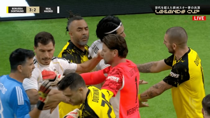 「オッサンたちが乱闘するな」チャリティーマッチでガチ衝突！レアル・マドリード＆ドルトムントのOBが激昂「プライドやな」「普通に揉めてる」 4枚目