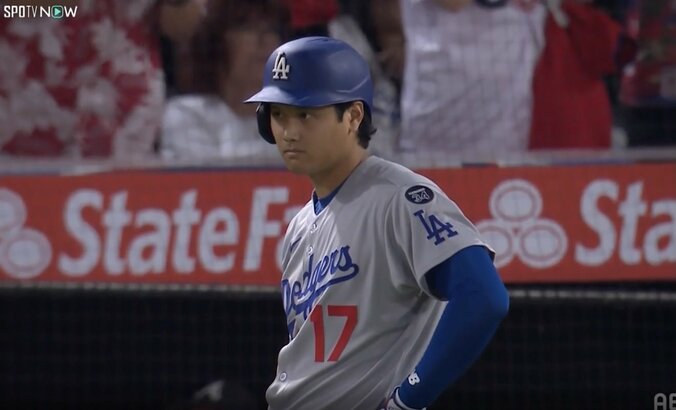 【写真・画像】何が起きた？ 大谷翔平、豪快42号で“まさかのハプニング”「どうした」「珍しいな」ホームラン直後の“気になるリアクション”が話題に　1枚目