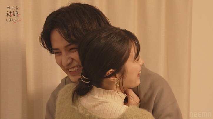 宅飲みでホロ酔いの瀬戸利樹、久保田悠来&貴島明日香の前で妻をグッと抱き寄せ…「愛してるよ」『私たち結婚しました4』第6話