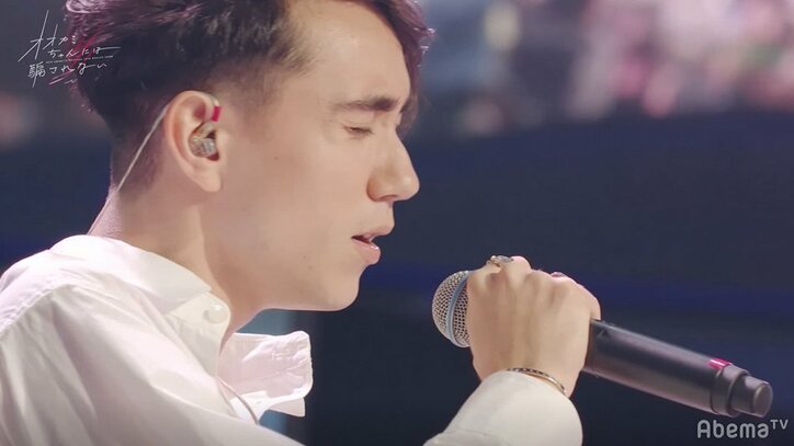 飯豊まりえ「わっ、恋してる！」ステージで熱唱するミッチェル和馬、見つめる女子たちの表情…『オオカミちゃん』第2話