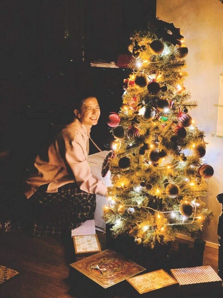 スザンヌ、クリスマスツリーの飾り付け中に驚いたこと「泣きそうになる」