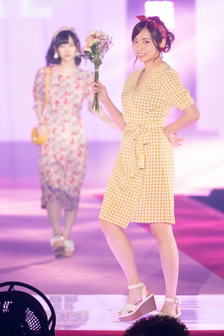 齋藤飛鳥が麦わら帽子を投げ込む! 乃木坂46「ガルアワ」ランウェイに大声援