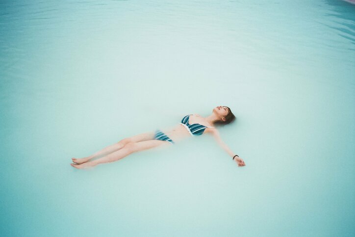 【写真・画像】長濱ねる、「ブルーラグーン」に浮かぶ“リラックス”姿 2nd写真集から先行カット第12弾　1枚目