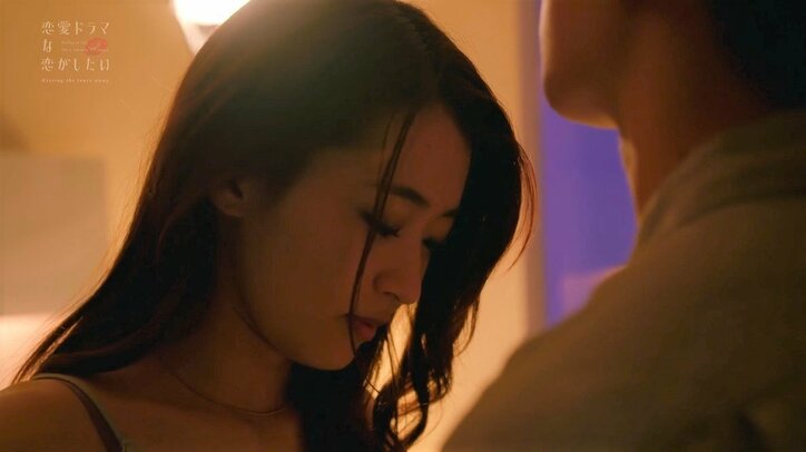 自分に好意を寄せる女優が他の男性とベッドシーン…複雑な表情を見せたミステリアス年下俳優の本心は『ドラ恋～Kissing the tears away～』act.5