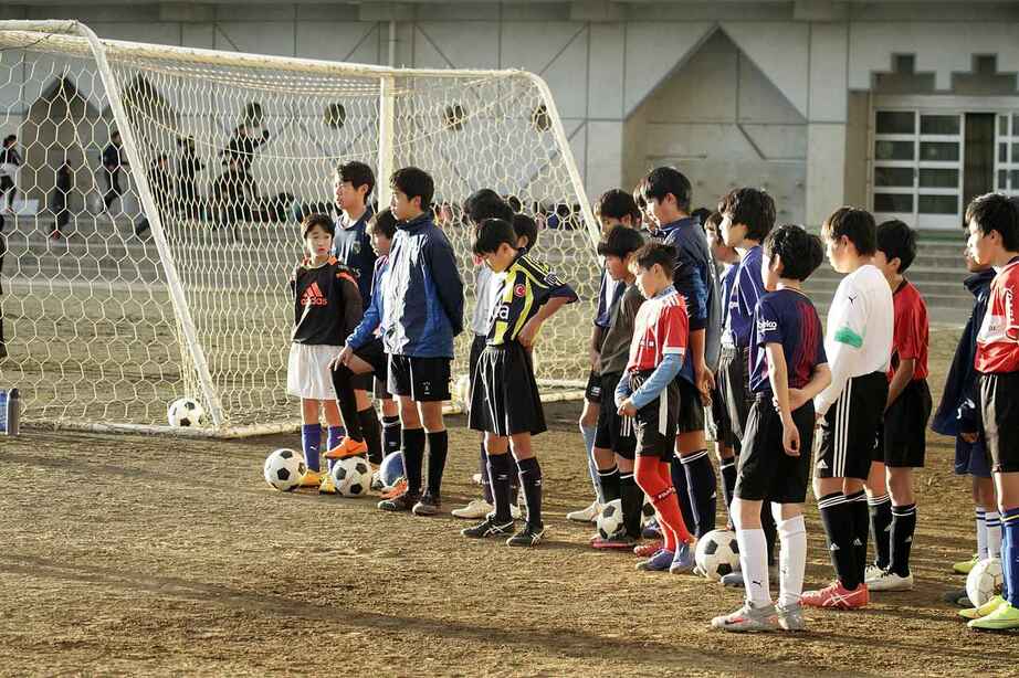 画像: 江ノ島で有名な藤沢市は鵠沼中学校(撮影は2021年の春)。正月のいまは、江ノ島詣でで近隣が賑わっている頃か(写真◎川端暁彦)