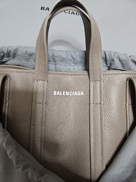 山田美保子氏、新色を購入した『BALENCIAGA』のバッグ「3wayに姿を変え