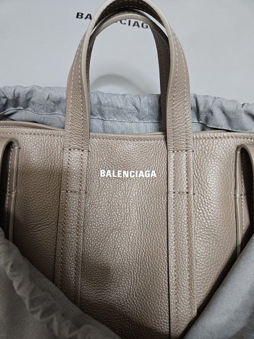 山田美保子氏、新色を購入した『BALENCIAGA』のバッグ「3wayに姿を変え ...