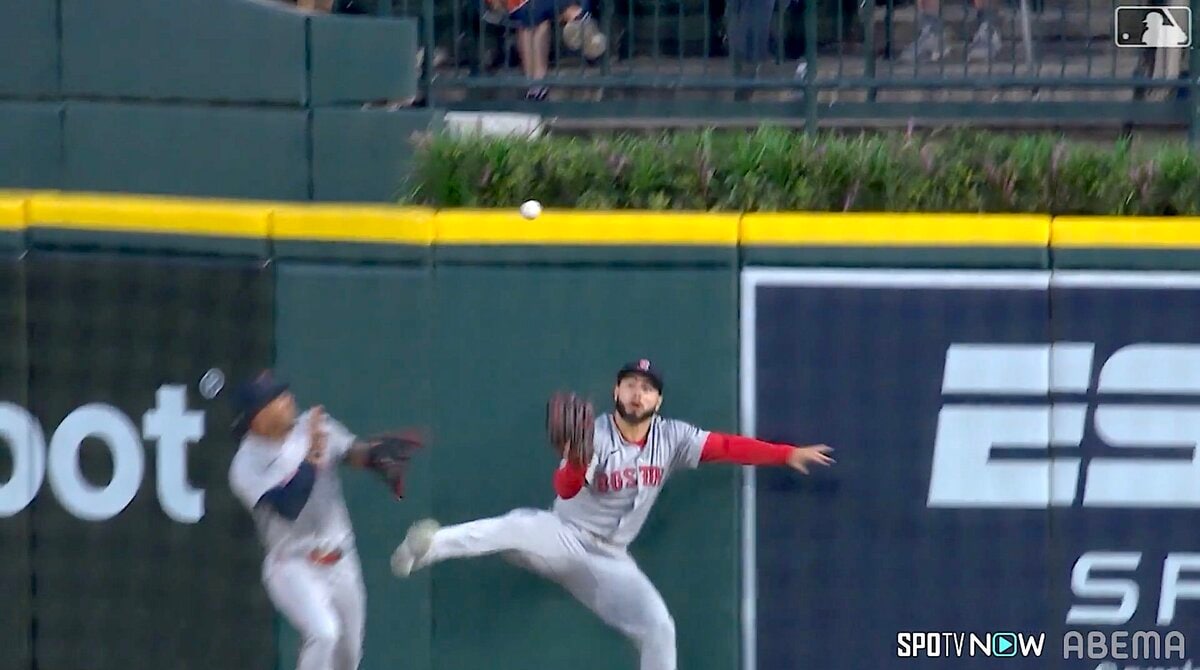 MLBで奇跡の“HR強奪キャッチ” 掴み損ねたボールをセンターが素手で捕球