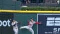 MLBで奇跡の“HR強奪キャッチ” 掴み損ねたボールをセンターが素手で捕球「信じられるか!?」現地実況も大興奮