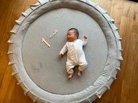 桃『じろの初めての月齢フォト♡1歳超えたらむりだ…』