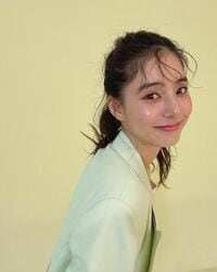 「かわいいが溢れてる」「完璧ですね…」新木優子の春カラーセットアップにファン絶賛