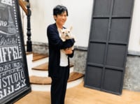 「このラベンダーの香りがする人誰?」稲垣吾郎、草なぎ剛の愛犬・くるみを抱っこしたオフショット披露