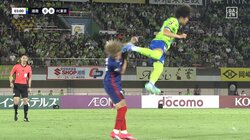 「レッドじゃない？」後ろ足飛び蹴り→顔面直撃の危険プレーにファン騒然「プロレス以外で初めて見た」「どんな足の出し方だよ」