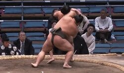 大相撲で「一本背負い決まった」「すんごい決まり手」細マッチョ力士、体重差を跳ね返す劇的決着に館内騒然