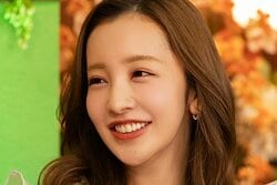 板野友美、“家賃200万円”自宅ベットでの夫・高橋奎二＆4歳長女の“寝かしつけ風景”を公開