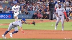 大谷翔平の126キロ“遅打球”を「おっと弾いた」 実況も驚いたハプニング…ゲレーロJr.も“珍打”に呆然