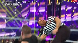 レフェリーに“ブチギレ”で必殺技の暴挙！ 吹っ飛ぶレフェリーに場内騒然 無法地帯に「まだ試合すら始まってないのに」ファン困惑