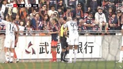 ファン物議！「あれはいらないプレー」「謝ってたやん」蹴り出したボールが観客を直撃するアクシデントに「カードの対象になるべき」選手謝罪もスタジアムは大ブーイング