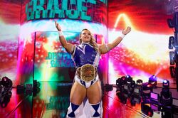 “規格外”ボディの筋肉女子レスラー、水着オフショットの背中がヤバすぎると話題に