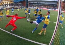 “疑惑の同点弾”が大論争！ 小久保玲央ブライアンが“神の手”被害？「完全にハンド」「ボールの軌道が変」「スローでも判別不能」ファン注目