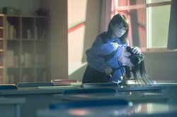 秋元真夏が襲い掛かる衝撃の場面写真が解禁　ドラマ『ザンビ』