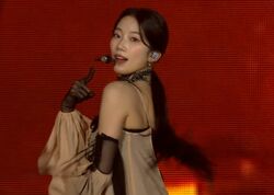 「脚長すぎない？」「衣装優勝」カズハの美しすぎる開脚に驚きの声！LE SSERAFIM、ガーリーな衣装で堂々パフォーマンス、歓声鳴りやまず