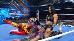 「やりたい放題だ」人気日本人女子レスラー、顔面からリングに落ち悶絶…“最恐”女子レスラーの「容赦ない」パワー技の被害に