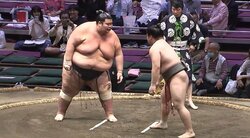 「おい、こいよオラって感じ」130キロ差対決で館内に“笑撃” コントのような展開に「笑いではなく、相撲をとって」ツッコミ相次ぐ