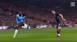 「そんなことできたのかよ！」「ギャップww」ベルギーの“野獣”が放った超・芸術的アウトサイドクロスが“繊細過ぎる”と話題に「カラダでかいのに意外」「そんな人だった？」