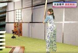 「可愛すぎる」「一発もある中距離砲の感じ」 大谷翔平の打撃フォームを“体感” 日向坂46影山優佳の“バットの構え方”に大反響