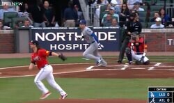 なんだこれは…！？ 大谷翔平、高速ゴロに“野手ドン引き”「音もヤバい」「笑ってる」 瞬く間に打球が飛んでいく“爆速ファウル”「守りたくないw」