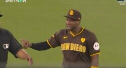 お前のボールはいらねえ！ 迷惑客の暴挙にブチギレ… パドレス外野手が大暴れ→試合中断で最悪の事態に「マナー悪すぎだろ」