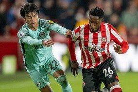 三笘が14日のブレントフォード戦で右足負傷か…試合後にはピッチに座り込む姿も