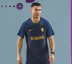 「こんなに笑う彼を見たことない！」“渦中”のC・ロナウド、盟友ペペの似顔絵を描いて大爆笑する姿が大反響！「信じられないほど楽しそう」